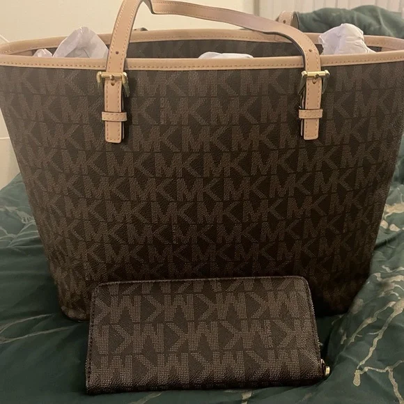 ❌SOLD❌Michael Kors Jet Set Travel Top Zip Signature
Tote Brown. & Wallet - Picture 5 of 13